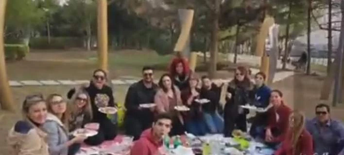 Ελληνες γιορτάζουν το Πάσχα στην Κίνα και περαστικοί Κινέζοι προσπαθούν να χορέψουν μαζί τους (βίντεο)